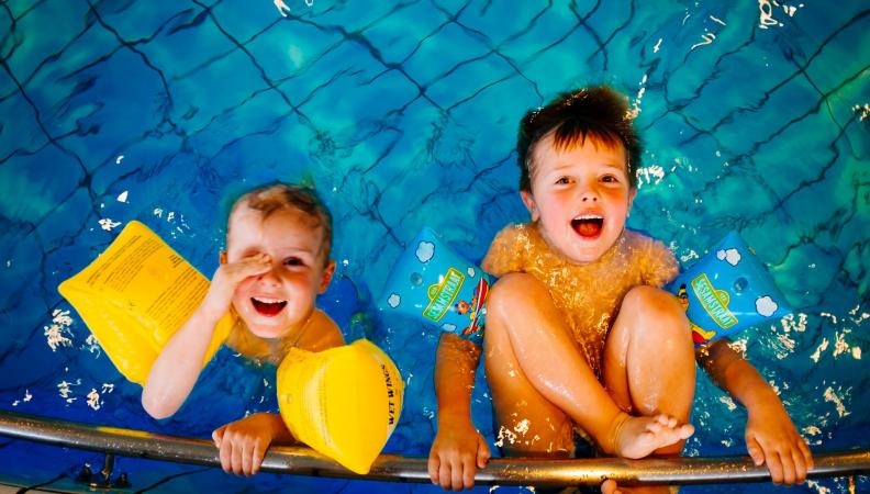 Disfrutando como niños en la piscina